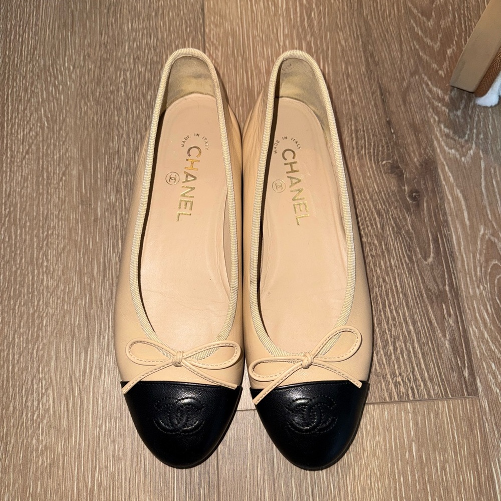 CHANEL Two-Tone Beige and Black Flats